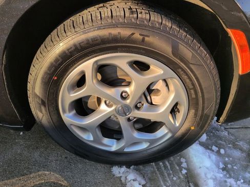 Used 2023 Chrysler Pacifica Limited image 12