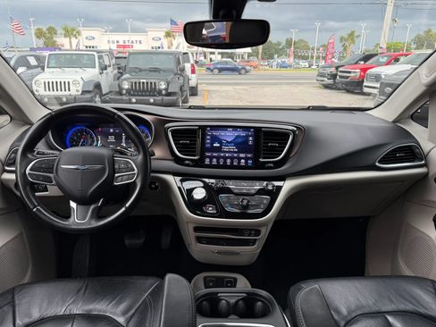 Used 2018 Chrysler Pacifica Touring-L Plus FWD image 10