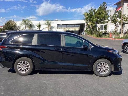Used 2025 Toyota Sienna LE image 2