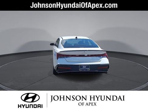 Used 2025 Hyundai Elantra SEL FWD image 8