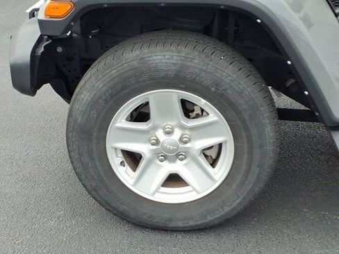 Used 2023 Jeep Gladiator Sport AWD/4WD image 30