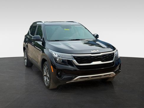 Used 2023 Kia Seltos EX AWD/4WD image 3
