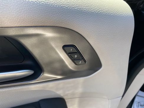 Used 2024 Chrysler Pacifica Touring-L FWD image 16