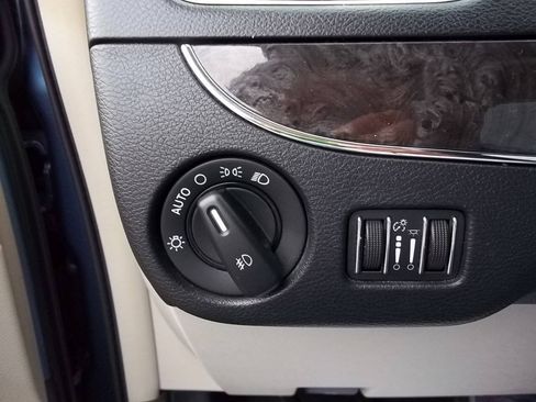 Used 2012 Chrysler Town & Country Touring-L w/ Entertainment Group #2 FWD image 14