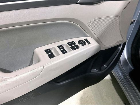 Used 2017 Hyundai Elantra SE FWD image 34