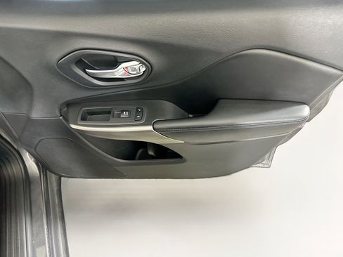 Used 2019 Jeep Cherokee Latitude Plus image 29