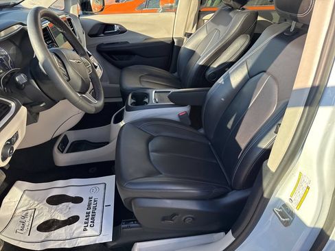 Used 2024 Chrysler Pacifica Touring-L FWD image 20