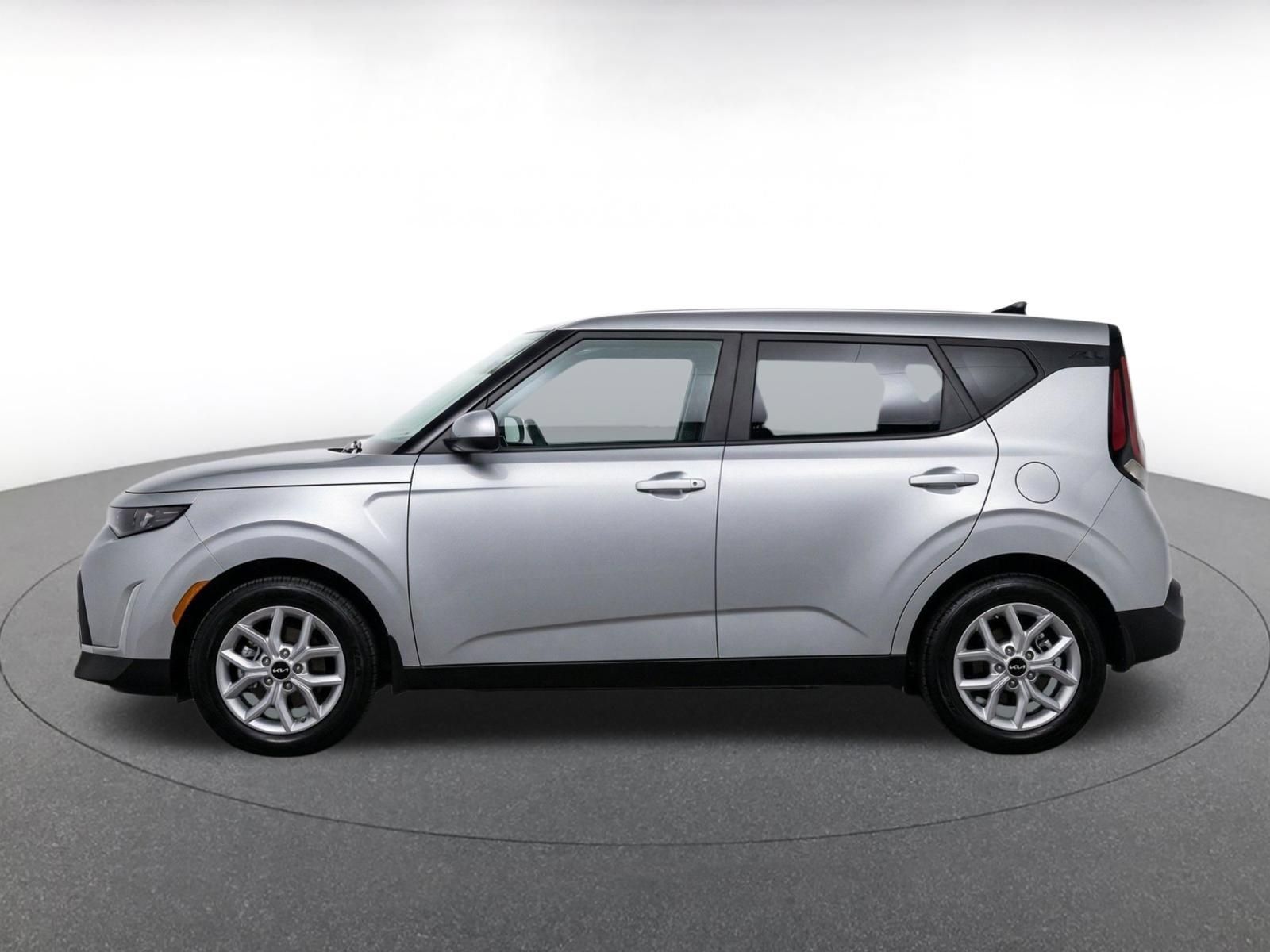 Used 2025 Kia Soul LX w/ LX Technology Package FWD image 4