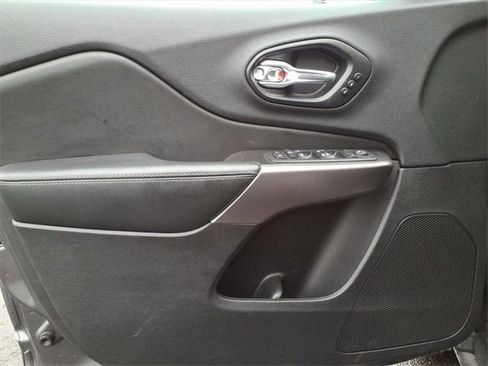 Used 2019 Jeep Cherokee Limited image 10