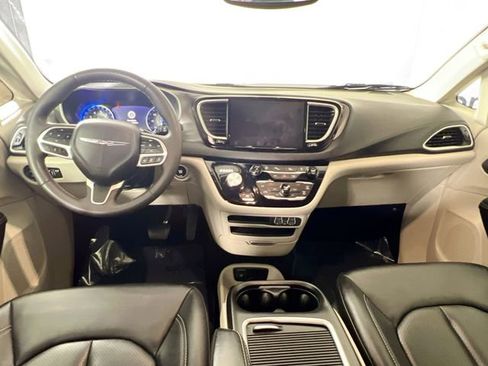 Used 2024 Chrysler Pacifica Touring-L image 9