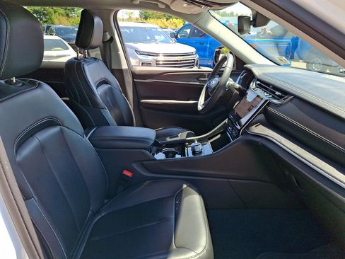 Used 2023 Jeep Grand Cherokee L Limited AWD/4WD image 12