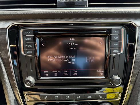 Used 2018 Volkswagen Passat 2.0T SE FWD image 35