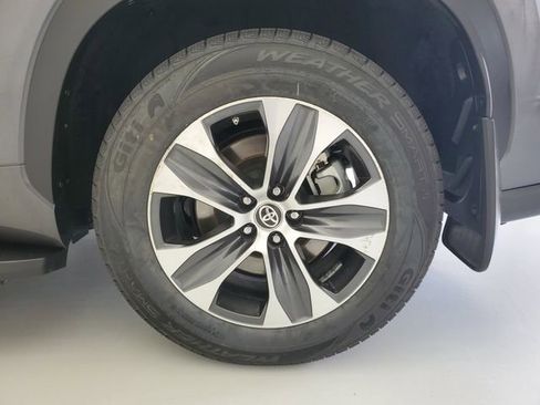 Used 2022 Toyota Highlander XLE image 13