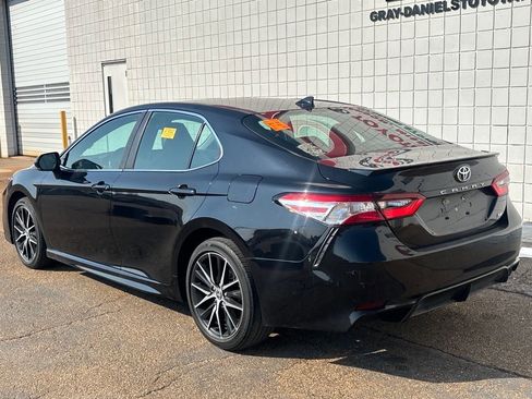 Used 2022 Toyota Camry SE image 3