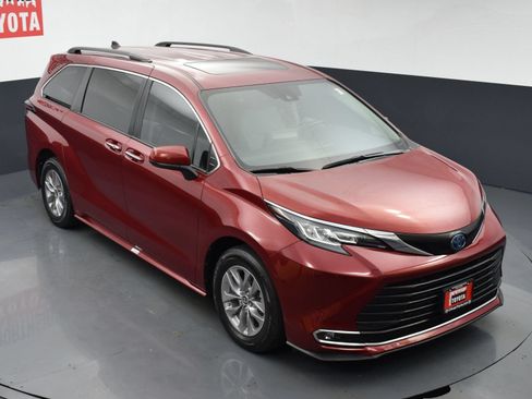 Used 2022 Toyota Sienna XLE FWD image 26