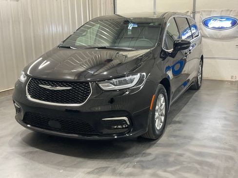 Used 2025 Chrysler Pacifica Select FWD image 4