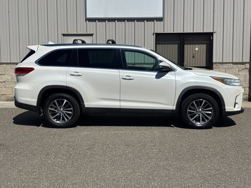 Used 2019 Toyota Highlander XLE AWD/4WD image 2