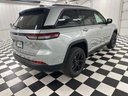 Used 2026 Jeep Grand Cherokee Altitude AWD/4WD image 5