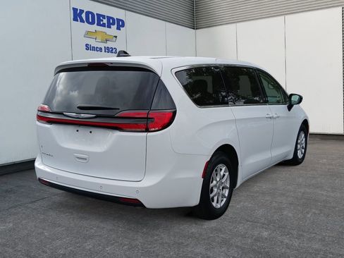 Used 2024 Chrysler Pacifica Touring-L FWD image 5