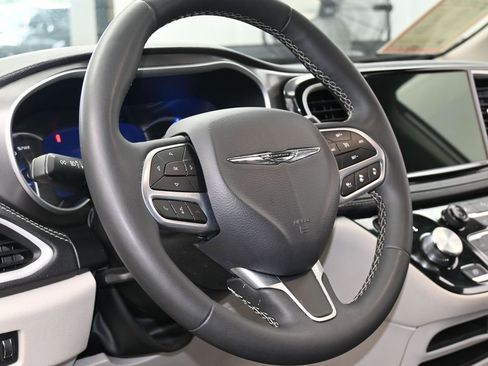 Used 2024 Chrysler Pacifica Select image 14