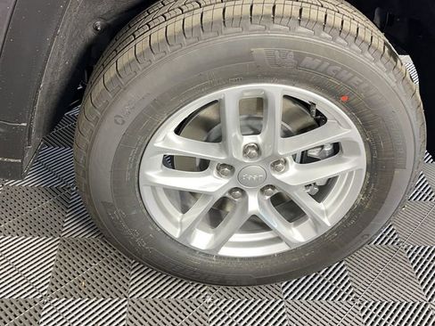 New 2025 Jeep Grand Cherokee L Laredo image 32