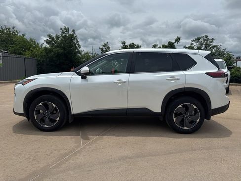 Certified 2025 Nissan Rogue SV FWD image 2