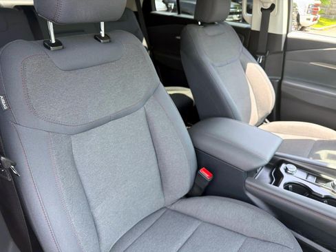 Used 2025 Ford Explorer Active AWD/4WD image 9