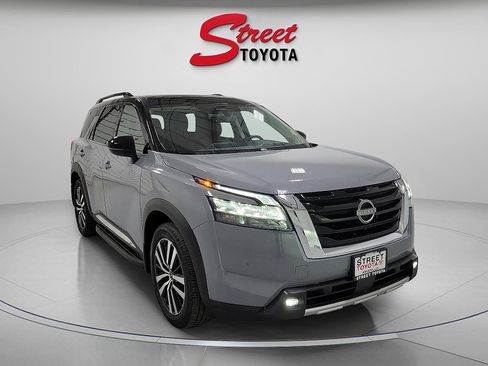 Used 2024 Nissan Pathfinder Platinum image 5