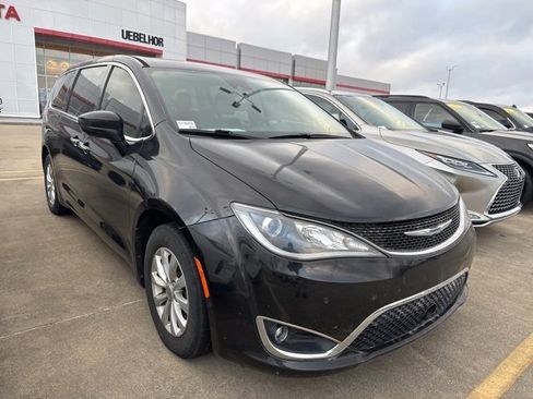Used 2019 Chrysler Pacifica Touring Plus w/ Advanced Safetytec Group image 10