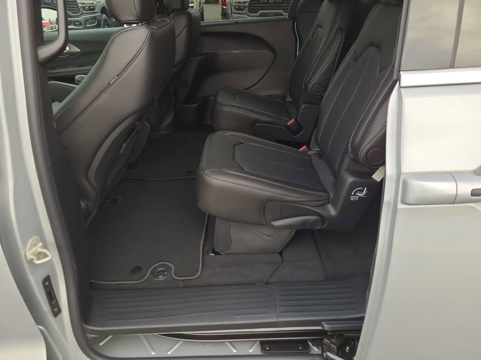 New 2026 Chrysler Pacifica Select FWD image 21