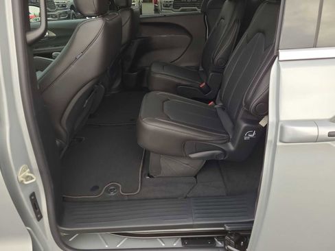 New 2026 Chrysler Pacifica Select image 21