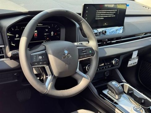 New 2025 Mitsubishi Outlander SE image 14