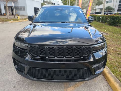 Certified 2023 Jeep Grand Cherokee Altitude image 3