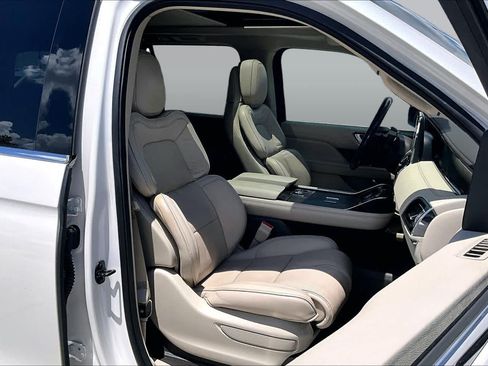 Used 2019 Lincoln Navigator Select w/ Technology Package AWD/4WD image 9