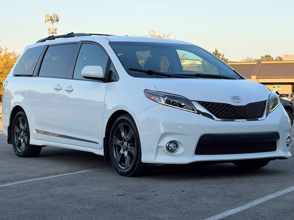 Used 2017 Toyota Sienna SE Premium w/ Outdoor Package FWD image 7