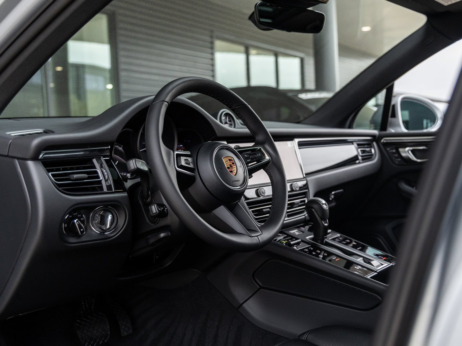 Certified 2026 Porsche Macan AWD/4WD image 4