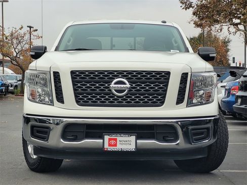 Used 2019 Nissan Titan SV image 2