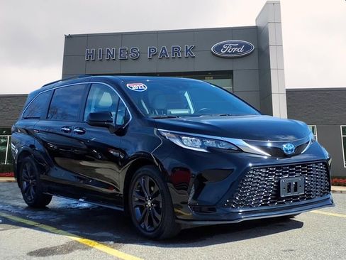 Used 2022 Toyota Sienna XSE image 1
