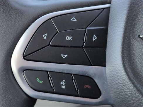 Certified 2023 Chrysler Pacifica Touring-L image 19