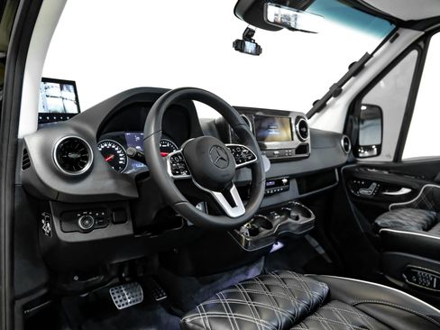 Used 2024 Mercedes-Benz Sprinter 3500 image 9