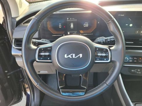 Used 2025 Kia Carnival FWD image 17