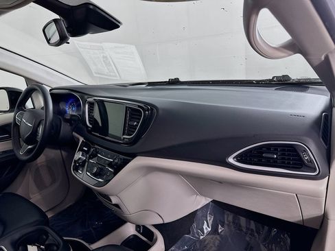 Used 2024 Chrysler Pacifica Touring-L image 37