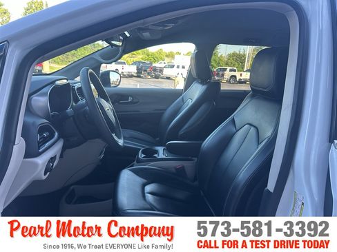 Used 2024 Chrysler Pacifica Touring-L FWD image 11