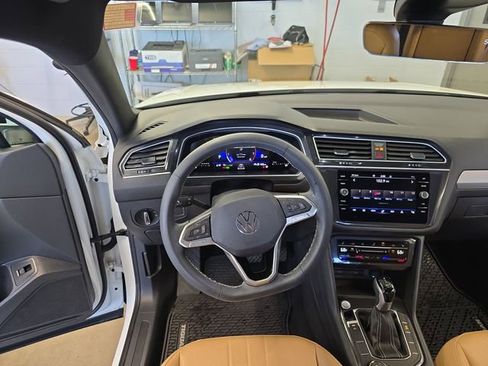 Used 2024 Volkswagen Tiguan SE w/ Panoramic Sunroof Package AWD/4WD image 13