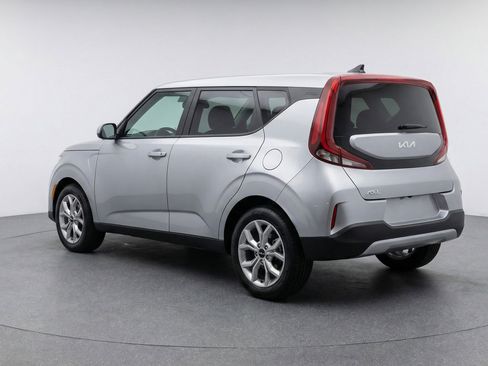 Used 2025 Kia Soul LX w/ LX Technology Package FWD image 6