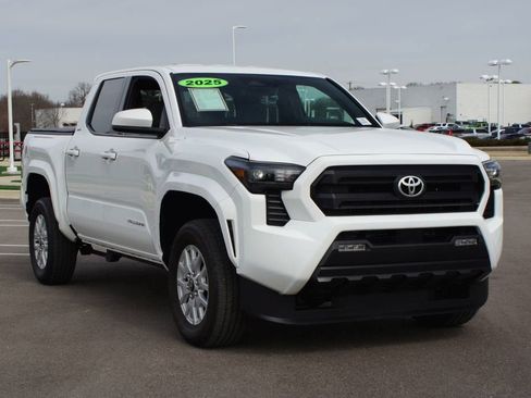Certified 2025 Toyota Tacoma SR5 image 2