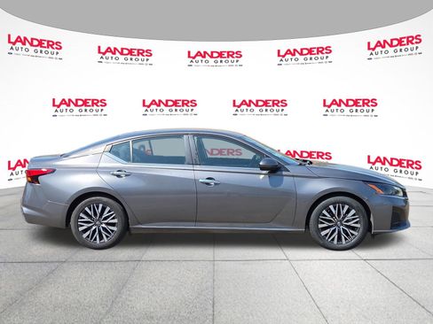 Used 2023 Nissan Altima 2.5 SV FWD image 2