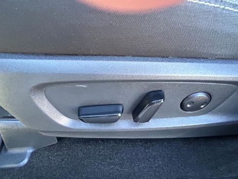 Used 2025 Nissan Pathfinder SV image 16