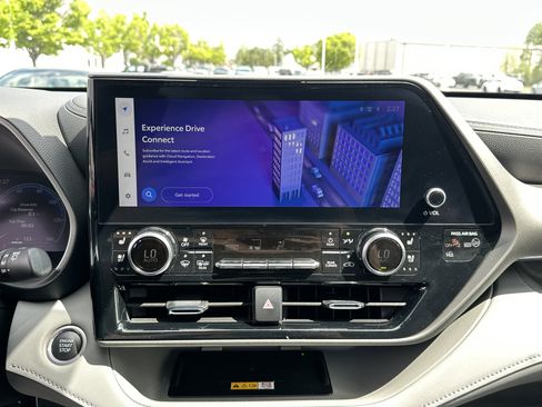 Used 2024 Toyota Highlander Limited image 24