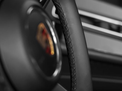 Certified 2025 Porsche Macan image 28